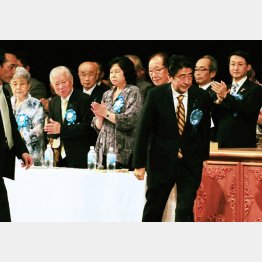 14年9月「拉致救出大集会」に出席した安倍首相（Ｃ）日刊ゲンダイ