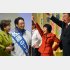 前滋賀県知事と会談した佐藤のりゆき氏（左）と現職・高橋はるみ氏／（Ｃ）日刊ゲンダイ