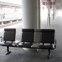 新大阪駅ホームのベンチ なぜ「向き」が線路と垂直なのか