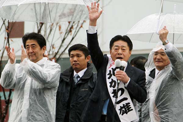 １４年衆院選大阪16区の公明党（左は安倍首相）（Ｃ）日刊ゲンダイ
