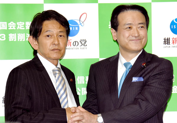 維新の党の松野新代表（左）と江田前代表（Ｃ）日刊ゲンダイ