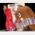 松崎しげると「ねば～る君」（Ｃ）日刊ゲンダイ
