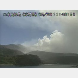 ５月２９日に噴火した口永良部島（気象庁ＨＰから）