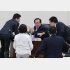 民主議員が詰め寄るなか審議終了散会宣言する渡辺委員長（Ｃ）日刊ゲンダイ