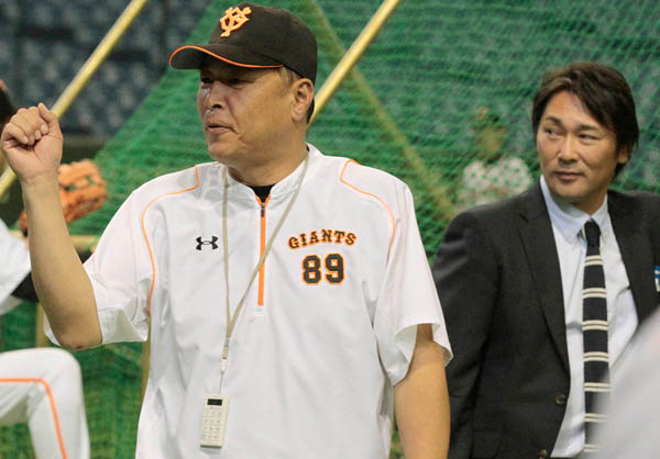 村田コーチ（左）と筆者（Ｃ）日刊ゲンダイ