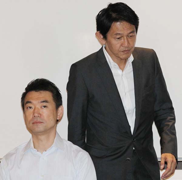 橋下最高顧問（左）と松野代表／（Ｃ）日刊ゲンダイ