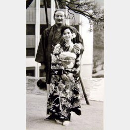 若嶋津との婚約発表（１９８５年）／（Ｃ）日刊ゲンダイ