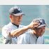 三沢商の浪岡監督（左）／（Ｃ）日刊ゲンダイ