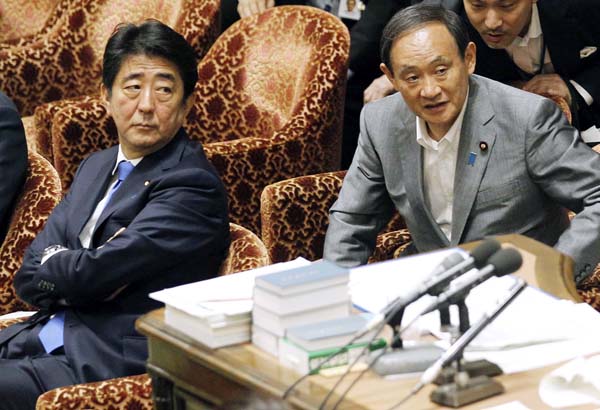 安倍首相（左）と菅官房長官（Ｃ）日刊ゲンダイ