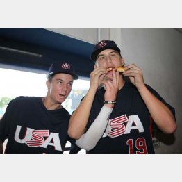ベンチ裏でピザを頬ばる米国代表の選手（Ｃ）日刊ゲンダイ