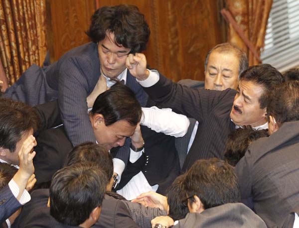 民主党の小西洋之議員にパンチをかましたヒゲの隊長（Ｃ）日刊ゲンダイ