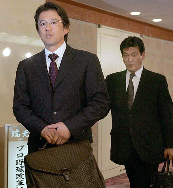０４年の球界再編成騒ぎのときは、古田選手会長（左）と力を合わせて戦った松原事務局長（Ｃ）日刊ゲンダイ