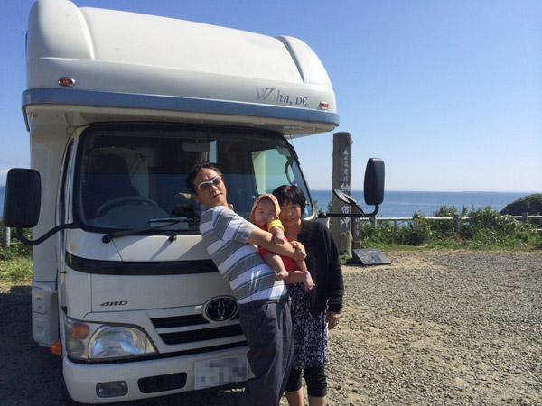 北海道で妻・絹子と孫と一緒に（提供写真）