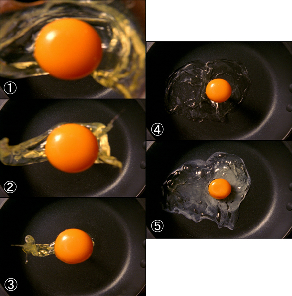 卵がフライパンに落下する様子（Ｃ）日刊ゲンダイ