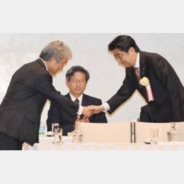榊原・経団連会長（左）と握手する安倍首相（Ｃ）日刊ゲンダイ