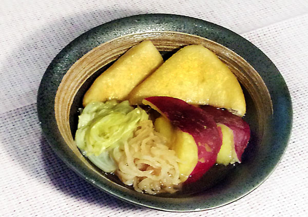 「北海道・滝川で取れた野菜で作った素朴な煮物」（Ｃ）日刊ゲンダイ