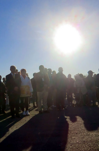 毎月１１日、１４時４６分に避難所から黙祷する双葉町民（Ｃ）日刊ゲンダイ