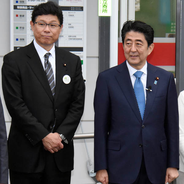 １９日、安倍首相（右）と福島を訪問した高木復興相（Ｃ）日刊ゲンダイ