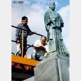 祖父・マキノ省三の銅像を兄貴（長門裕之）と２人で掃除（提供写真）