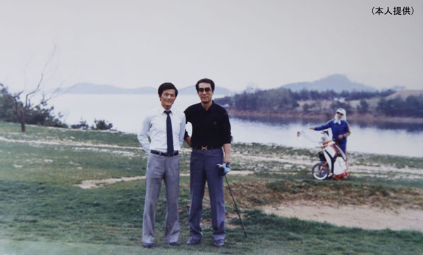 ８７年、北朝鮮でオープン１０日前のゴルフ場でプレー（提供写真）