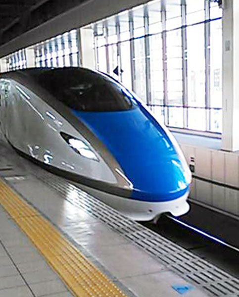 今年３月に開業した北陸新幹線は乗車率６２％（Ｃ）日刊ゲンダイ