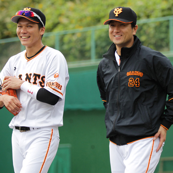 秋季練習で坂本（左）と話す高橋由伸監督（Ｃ）日刊ゲンダイ