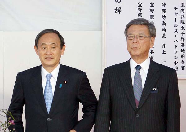 菅官房長官（左）と翁長知事（Ｃ）日刊ゲンダイ