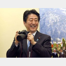 「報道写真展」ではご機嫌な安倍首相（Ｃ）日刊ゲンダイ