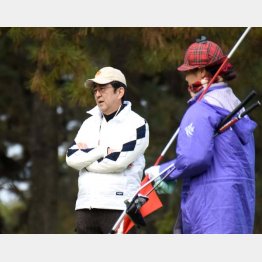 ノンキにゴルフに興じる安倍首相（Ｃ）日刊ゲンダイ