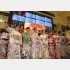 晴れ着セレモニーの裏でみるみる下落…（Ｃ）日刊ゲンダイ