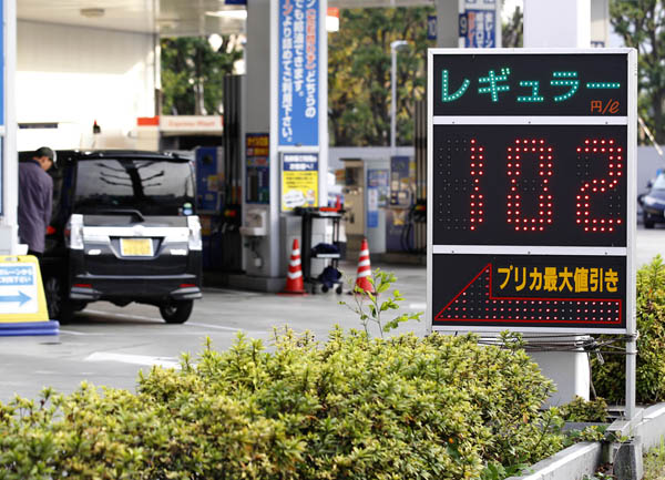 ガソリンの店頭価格は１０週連続で値下がり（Ｃ）日刊ゲンダイ