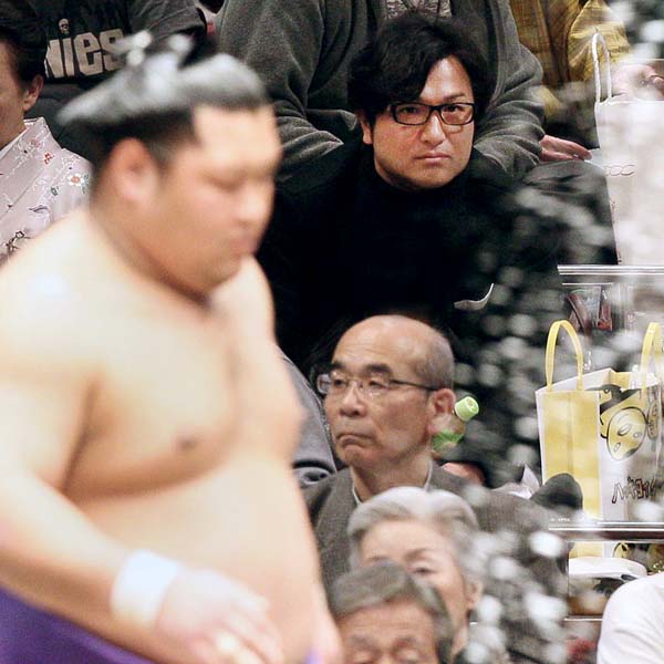 大相撲初場所をプライベートで観戦する由伸監督（Ｃ）日刊ゲンダイ