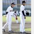 岡本（右）にマンツーマンで指導する井端コーチ（Ｃ）日刊ゲンダイ