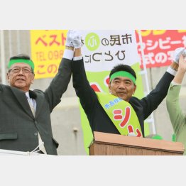 宜野湾市長選で街頭演説を行う翁長知事（左）／（Ｃ）日刊ゲンダイ