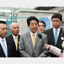 ５日、福島を訪問した安倍首相（Ｃ）日刊ゲンダイ