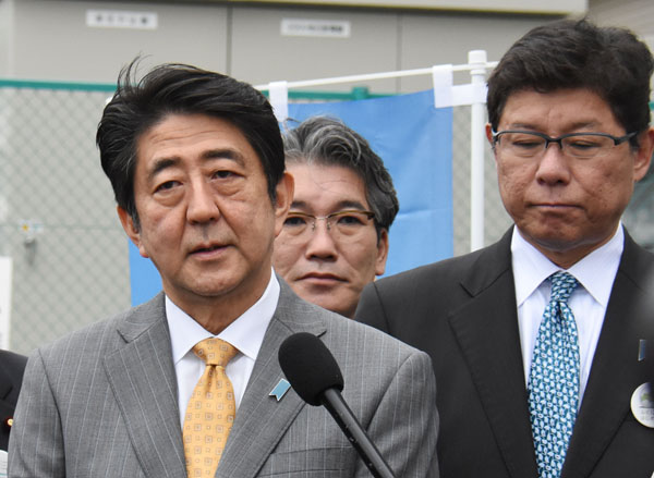 高木大臣は首相の被災地視察についていくだけ（５日、福島）／（Ｃ）日刊ゲンダイ