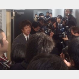 事故直後、謝罪するキースツアー・福田万吉代表