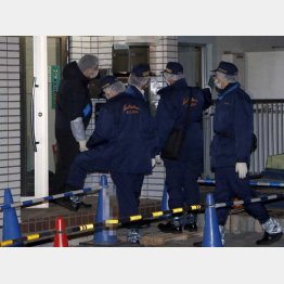 寺内容疑者が住んでいたマンションの家宅捜索に入る捜査員ら
