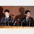 ８日の会見で何度も頭を下げていた田児（左）と桃田（Ｃ）日刊ゲンダイ