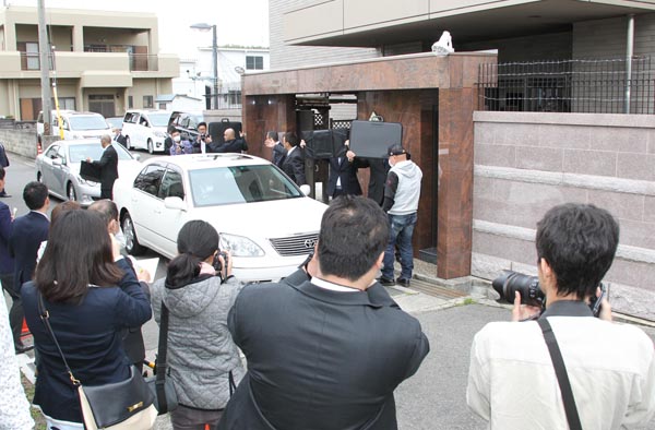 神戸山口組指定暴力団決定後、初の定例会に集まる報道陣と防弾チョッキを着た警察官（Ｃ）日刊ゲンダイ