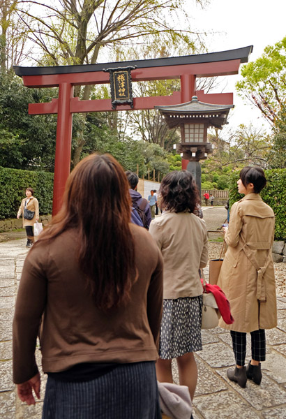 根津神社を参拝する“お散歩カフェコン”（Ｃ）日刊ゲンダイ