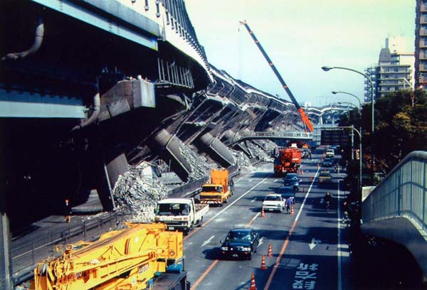 ９５年の阪神大震災（写真）級の地震に見舞われた（Ｃ）日刊ゲンダイ