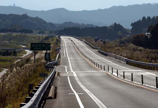 危険断層とほぼ平行に走る九州自動車道（Ｃ）日刊ゲンダイ