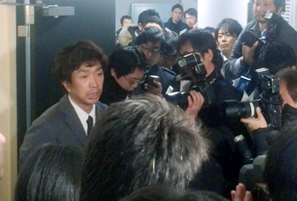 キースツアーの福田万吉社長（左）は「不在」だった…（写真は１月当時の会見）／（Ｃ）日刊ゲンダイ