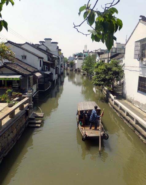 中国 蘇州の水路のある風景（Ｃ）日刊ゲンダイ