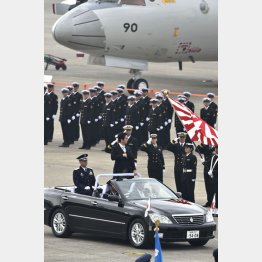 軍国まっしぐら…（Ｃ）日刊ゲンダイ