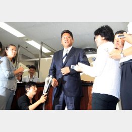 閉廷後、取材に応じる佐々木主浩氏(C)日刊ゲンダイ