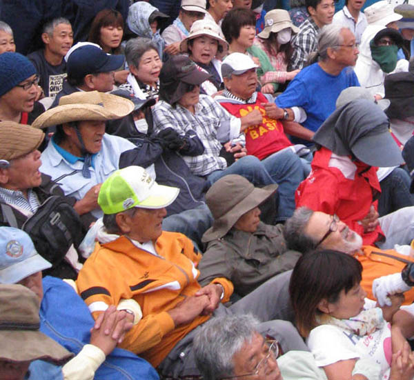 シュワブ・キャンプで座り込み抗議を続ける沖縄県民（Ｃ）日刊ゲンダイ