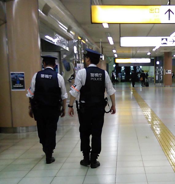 都内の地下鉄構内を巡回する警察官（Ｃ）日刊ゲンダイ