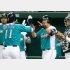 笑顔で大谷とハイタッチする中田（Ｃ）日刊ゲンダイ